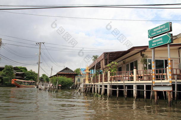 在曼谷的Chaopraya河上漂浮的房子