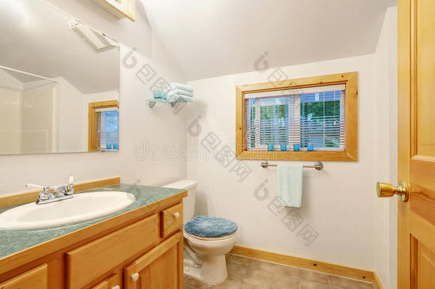 优雅的白色卧室内部与梳妆台和厕所