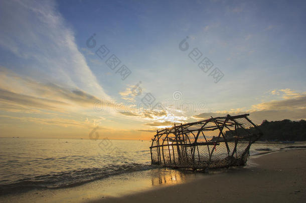 海滩上泰式钓鱼工具，以早晨美丽的大海和天空为背景