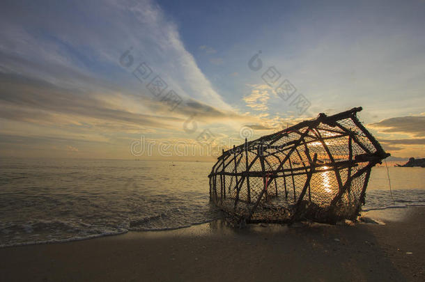 海滩上泰式钓鱼工具，以早晨美丽的大海和天空为背景