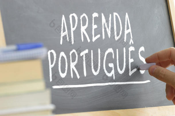 在葡萄牙语班的黑板上写字。
