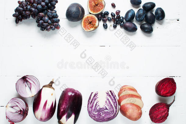 木制背景上新鲜紫色水果和蔬菜的框架