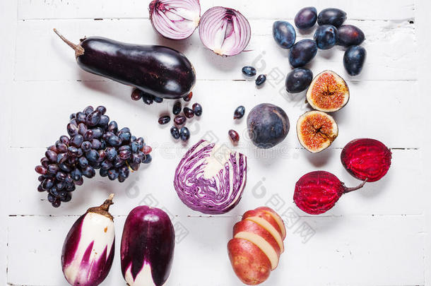 木制背景上新鲜<strong>紫色水果</strong>和蔬菜的收集