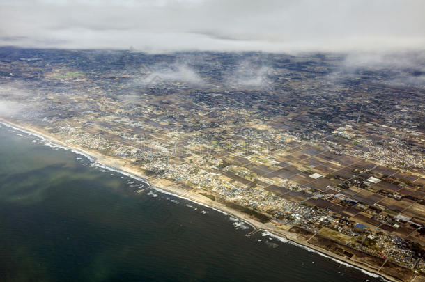 在日出期间，东京湾周围的景观和日本海岸的空中照片一直<strong>延伸</strong>到地平线