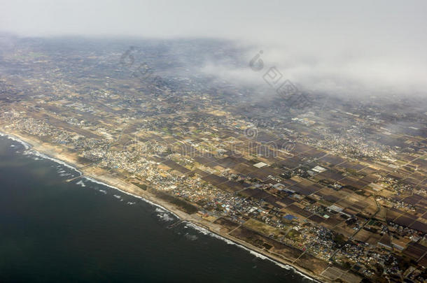 在日出期间，东京湾周围的景观和日本海岸的空中照片一直延伸到地平线
