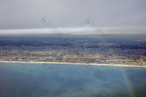 空中照片的景观和日本海岸周围的东京湾，一直延伸到地平线在彩虹