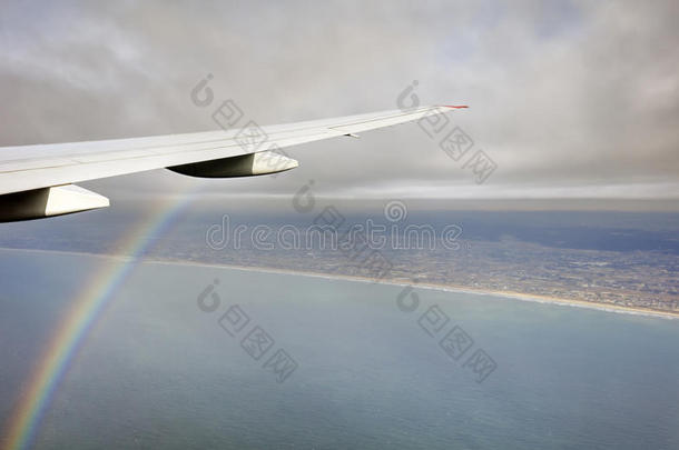 空中照片的景观和日本海岸周围的东京湾，一直<strong>延伸</strong>到地平线在彩虹