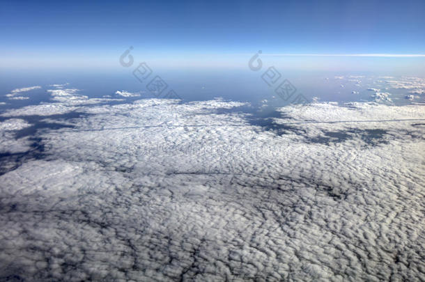 空中照片的云景一直延伸到地平线