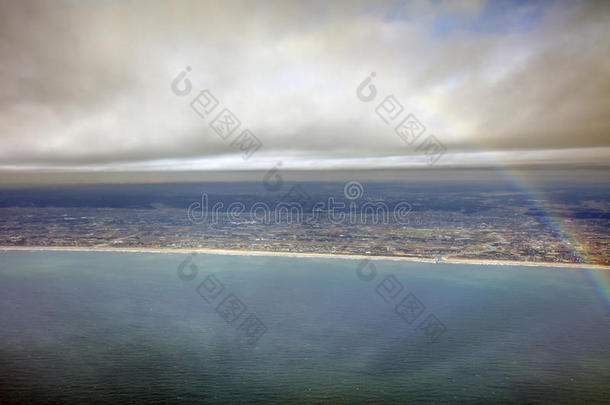 空中照片的景观和日本海岸周围的东京湾，一直延伸到地平线在彩虹