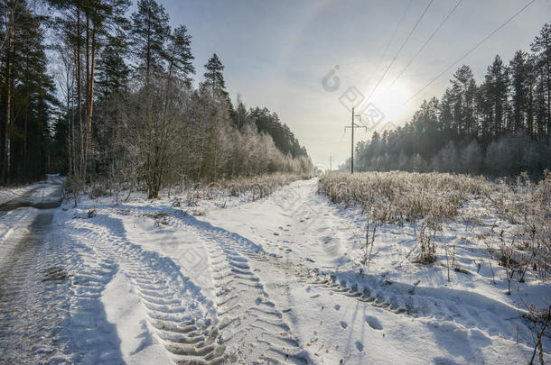 冬季景观中空旷的积雪路面