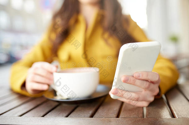在咖啡馆里特写女人在智能手机上发短信
