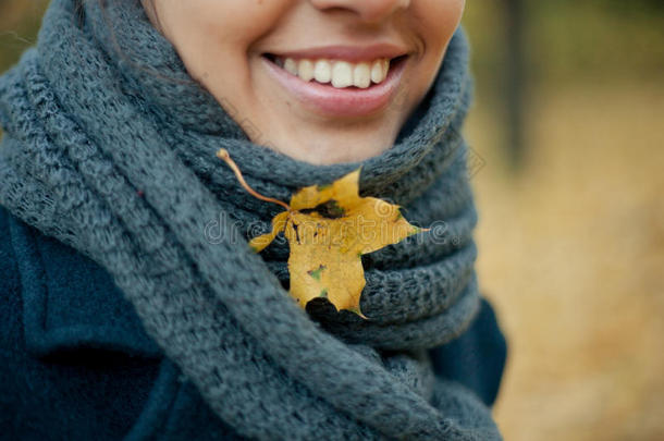 秋天散步的女孩穿着大衣在树林里