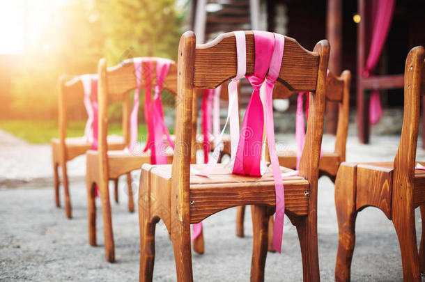 用丝带装饰的漂亮的木制椅子