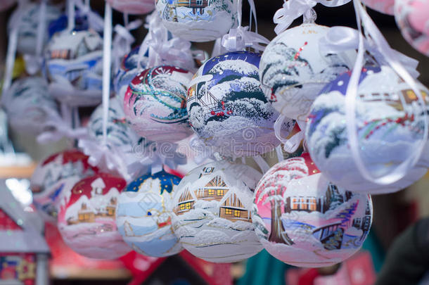 圣诞节市场装饰-精致的玻璃球