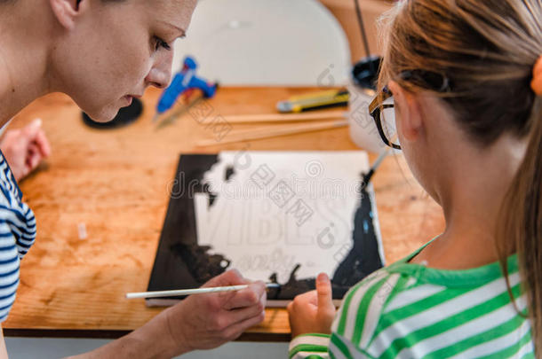 艺术老师帮助学生绘画