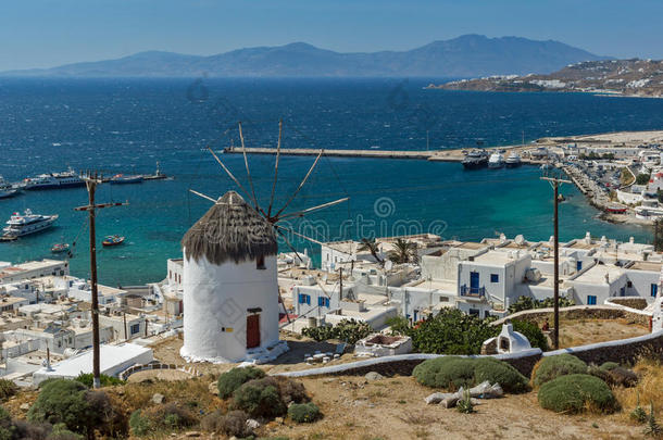 惊人的海景白色风车和麦科诺斯岛，希腊