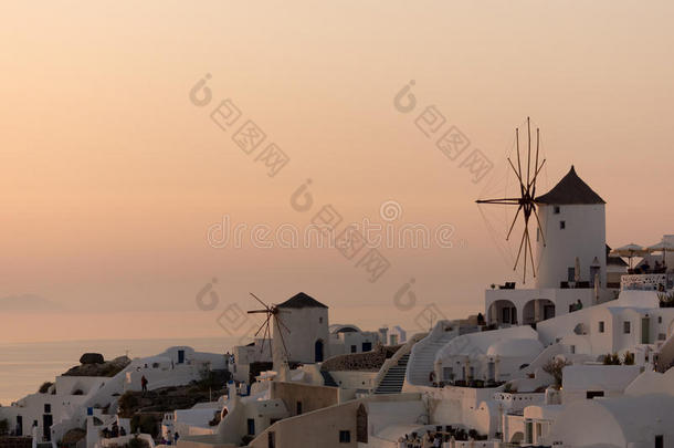 惊人的日落在<strong>白色风车</strong>在奥亚镇和全景桑托里尼岛，蒂拉，希腊