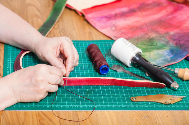 工匠为新的浮雕袋制作皮带
