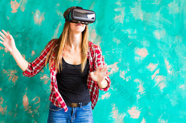 兴奋的女人看着VR设备