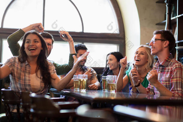 有啤酒的朋友在酒吧或酒吧<strong>看足球</strong>