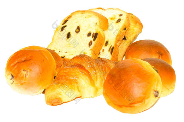 白色背景上的面包、面包和牛角面包。