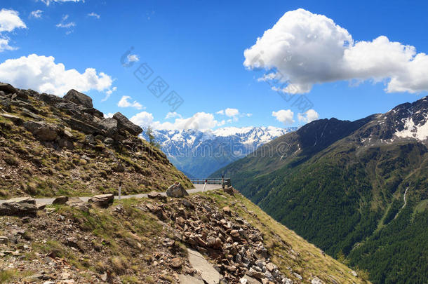 加维亚通过道路与全景景观高山阿达梅洛阿尔卑斯山