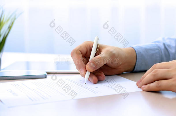 商人正在签订合同，商业合同的细节