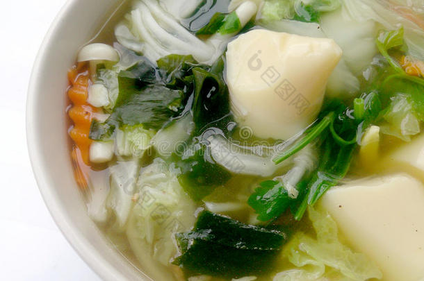 清汤与<strong>豆腐</strong>，混合蔬菜，<strong>豆腐</strong>和海藻在白色碗白色背景。 素食，健康食品，泰国菜