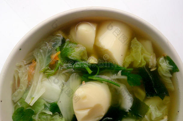 <strong>清汤</strong>与豆腐，混合蔬菜，豆腐和海藻在白色碗白色背景。 素食，健康食品，泰国菜