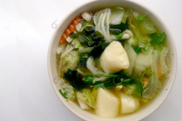 <strong>清汤</strong>与豆腐，混合蔬菜，豆腐和海藻在白色碗白色背景。 素食，健康食品，泰国菜