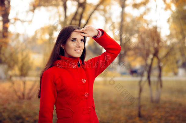 秋天的女人在外面穿红色的外套