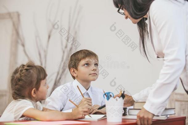 男孩和女孩和老师在学校