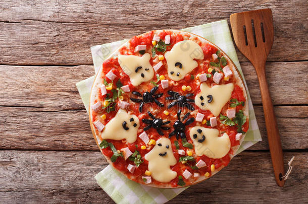 万圣节食品：带有鬼魂和蜘蛛特写的比萨饼。 水平
