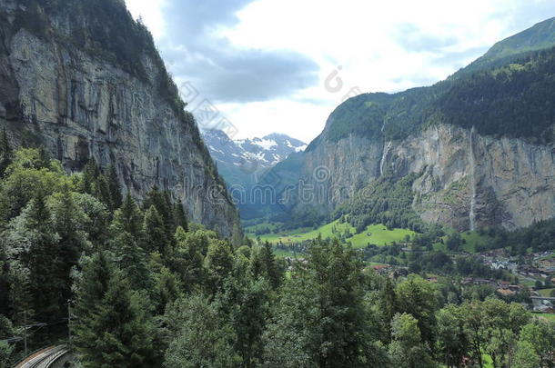 阿尔卑斯山和悬崖绿色风景