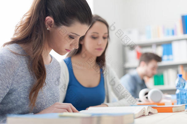 女孩在教室里学习