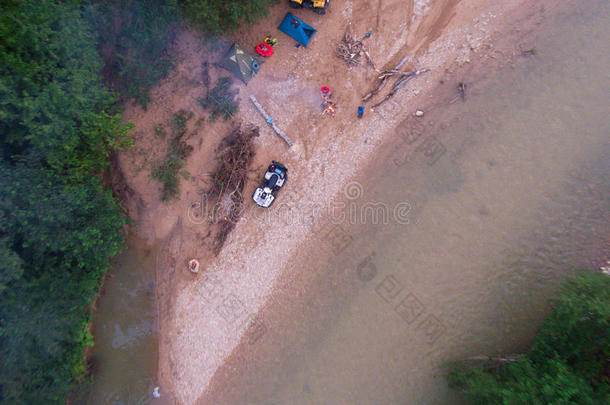 空中视野。 在河边的森林里露营ATV司机。
