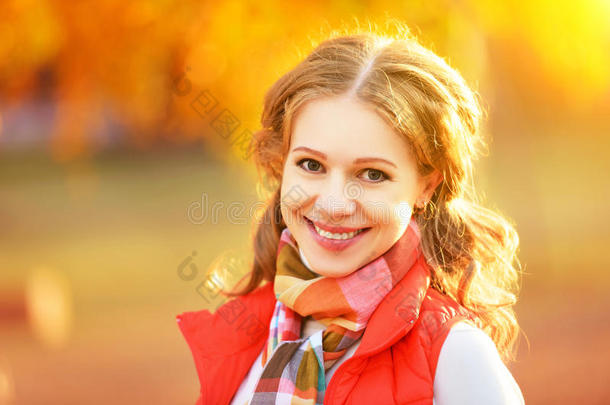 面对快乐的女孩，秋天的叶子在散步