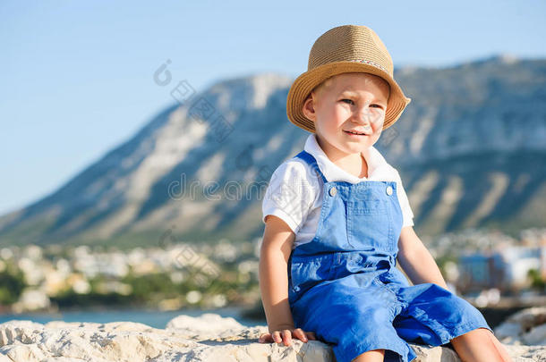 可爱的金发男孩戴着帽子，蓝色的<strong>整体</strong>