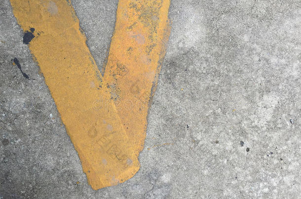 黄色条纹的混凝土道路