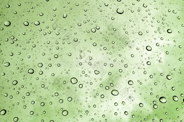 雨点落在玻璃上，雨滴落在透明的窗户上/雨滴在雨背景/水之后，雨滴落在玻璃上