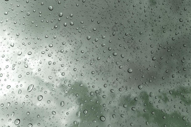 <strong>雨</strong>点落在玻璃上，<strong>雨</strong>滴落在透明<strong>的</strong>窗户上/<strong>雨</strong>滴在<strong>雨</strong>背景/水之后，<strong>雨</strong>滴落在玻璃上