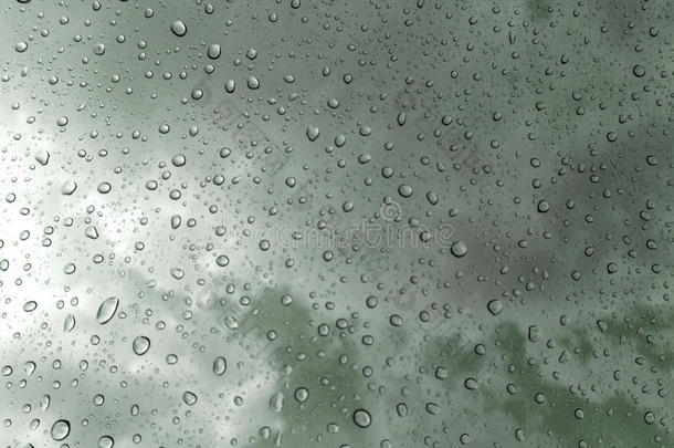 雨点落在玻璃上，雨滴落在透明的窗户上/雨滴在雨背景/水之后，雨滴落在玻璃上