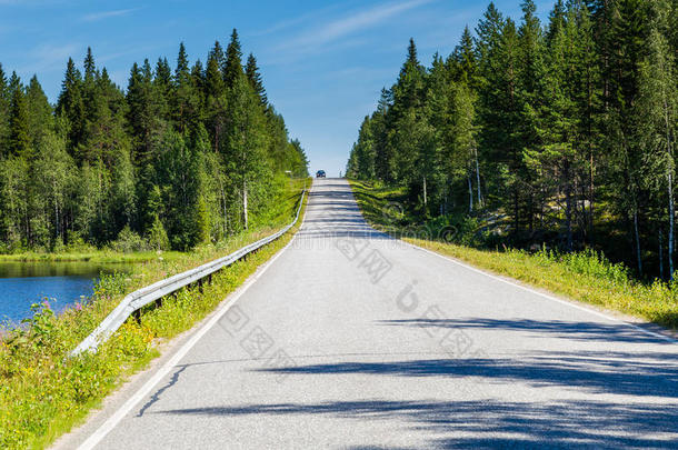 乡村公路<strong>虽然</strong>是芬兰的一个典型景观，有树木和