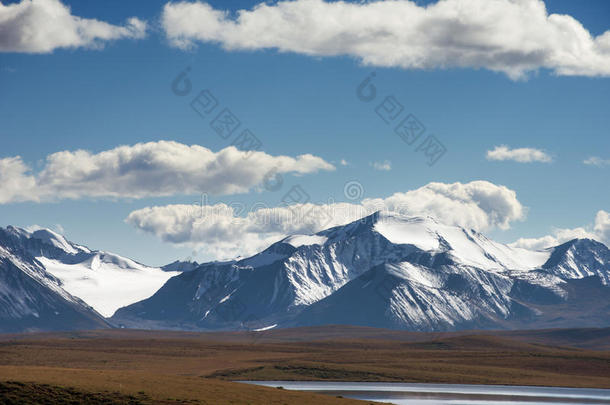 蓝天背景上的大雪山山峰