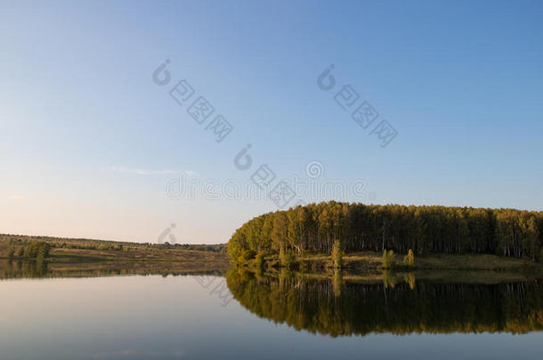 树林里平静清澈的湖。 秋天，九月的风景