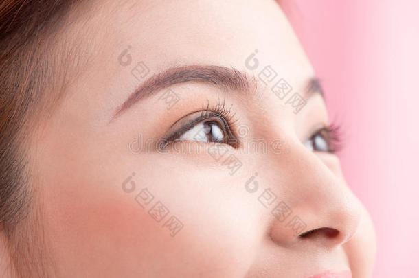 漂亮的亚洲女人的眼睛，粉红色的b上有<strong>长长</strong>的<strong>睫毛</strong>