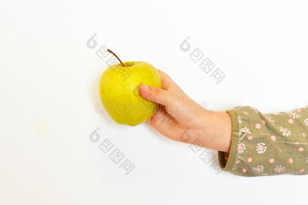 孩子手里拿着一个苹果。 小孩子手里拿着一个苹果。 孩子们的手有白色背景的苹果