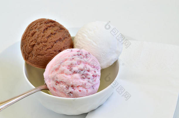 巧克力冰淇淋，香草冰淇淋和草莓冰淇淋