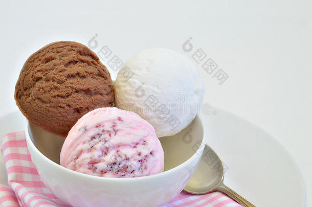巧克力<strong>冰淇淋</strong>，香草<strong>冰淇淋</strong>和<strong>草莓冰淇淋</strong>