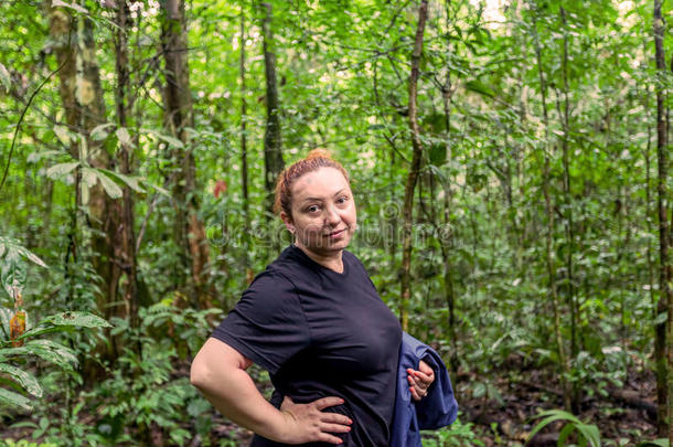 高加索女人在Cuyabeno丛林深处旅行